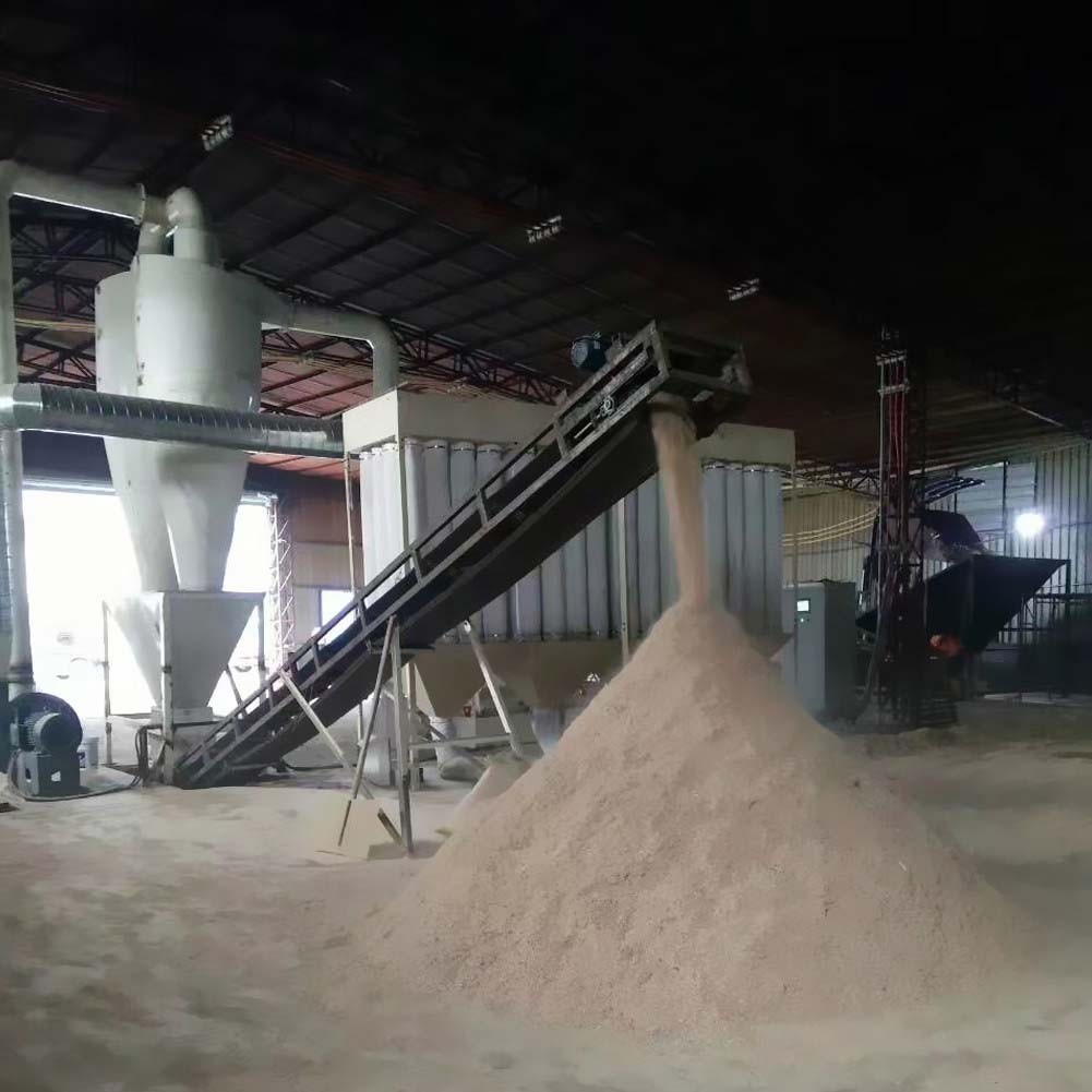 What determines the crushing efficiency of the wood hammer mill(图1)